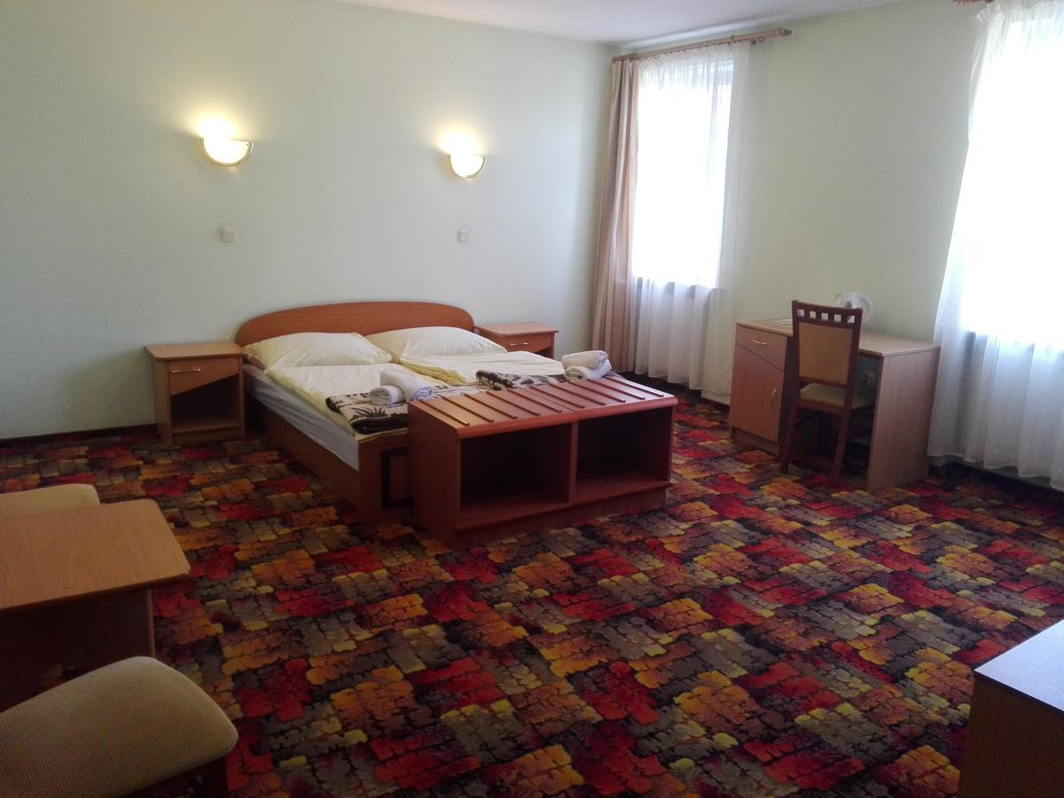 Bristol Economy Bed & Breakfast Битом Екстериор снимка