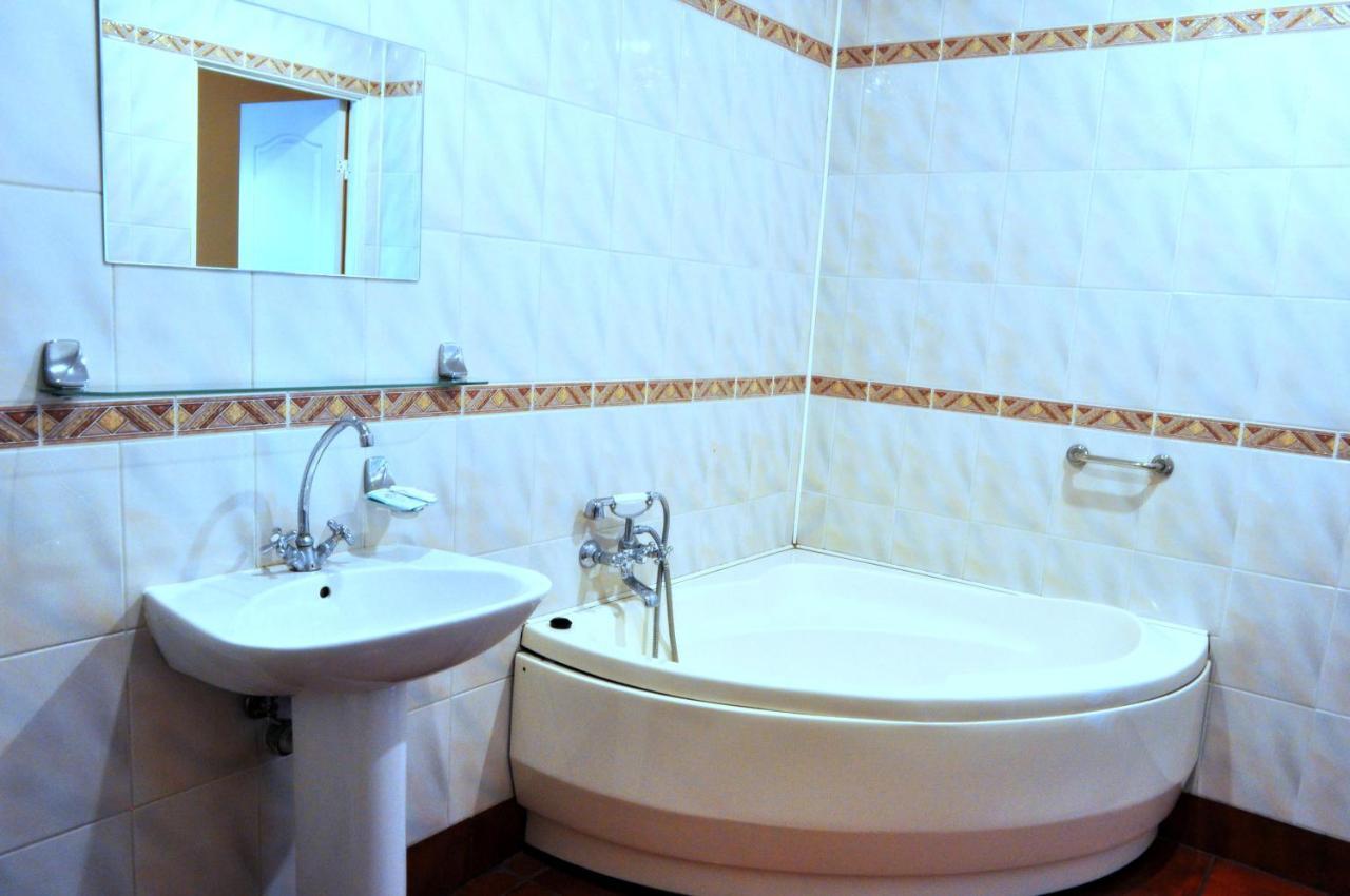 Bristol Economy Bed & Breakfast Битом Екстериор снимка